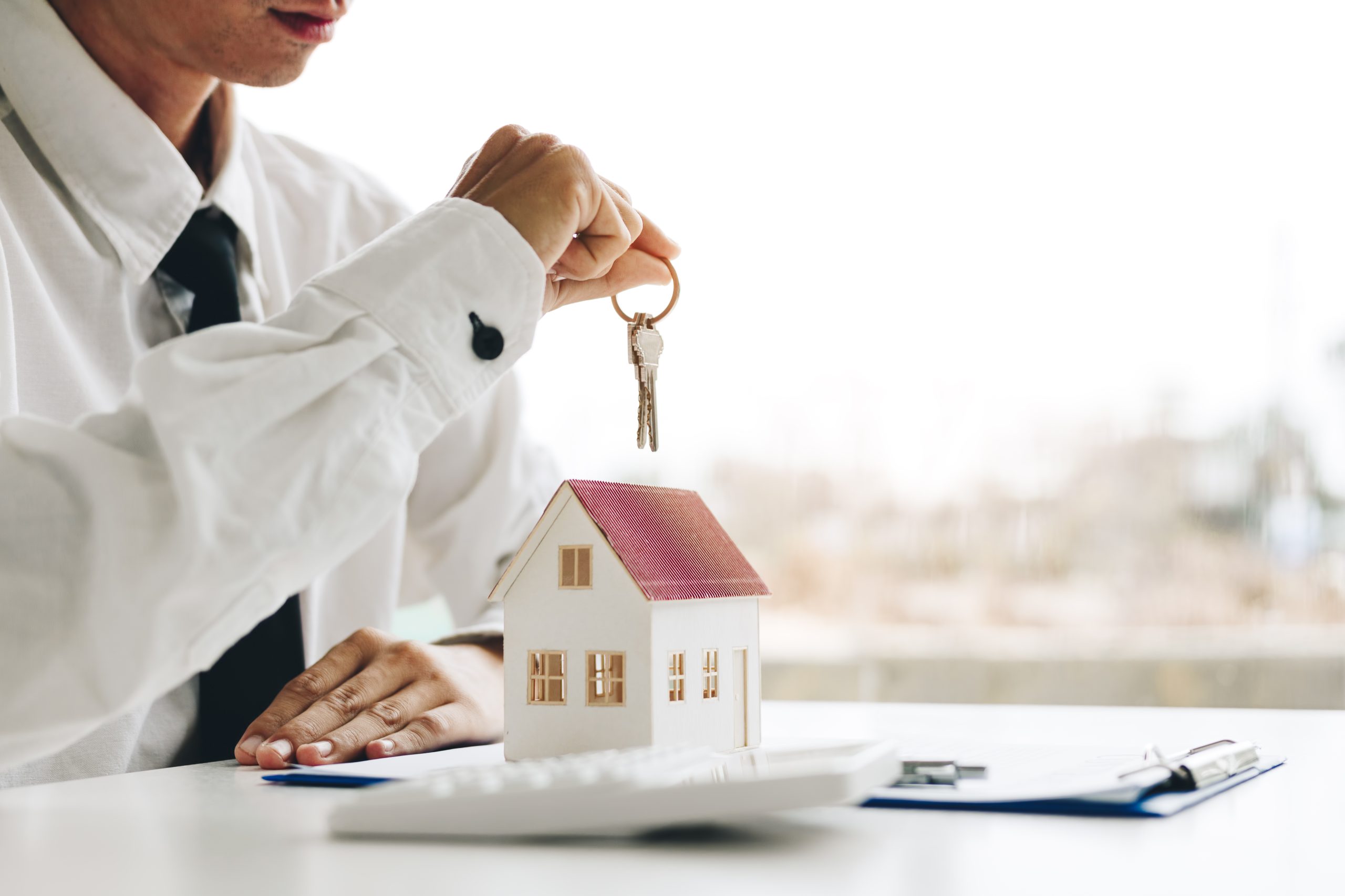 A typical middle class home buyer: the tussle between ‘price sensitivity’ and ‘quality consciousness’ 11 home buying broker holding the key 2022 12 16 03 34 20 utc scaled