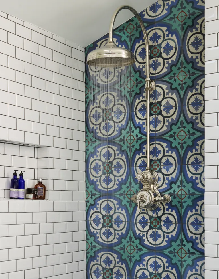 choosing-the-right-size-tiles-for-a-small-bathroom